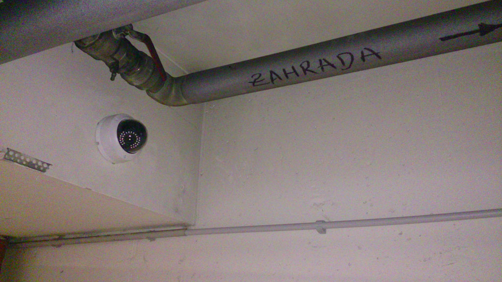 kamerový systém v bytovém komplexu
